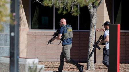 Agentes de Policía en el lugar donde se ha producido el tiroteo, en Las Vegas