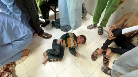 Un niño palestino herido en un ataque israelí llora en el suelo del hospital Khan Younis al sur de la Franja de Gaza