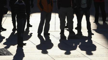 Las sombras de unas personas, en la Plaza del Castillo de Pamplona