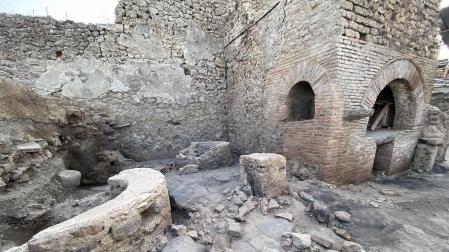 Restos del "molino-prisión" que ha sido descubierto en el yacimiento arqueológico de Pompeya, la ciudad romana arrasada por la erupción del volcán Vesubio en el año 79 d.C