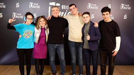 Algunos de los participantes del programa de Telecinco '100% únicos' junto al moderador Guillermo Fesser