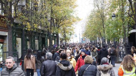 Ambiente navideño en las calles de Madrid, repletas de gente estos días