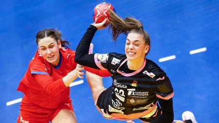 Paula Arcos, que anotó 3 goles, en una acción del partido entre España y la República Checa