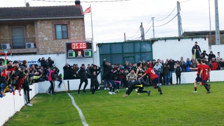 Gracias a un gran zapatazo, Iker Quintero marcó el 1-1 en el último minuto y desató la locura en el San Roque de Cabanillas