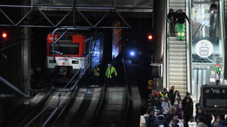Imagen de un tren de cercanías entrando en la estación de Atocha