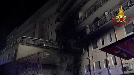Rastro del incendio en la fachada del Hospital San Giovanni Evangelista