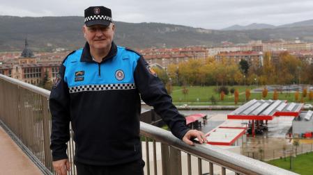 Manuel Iribarren, en la pasarela del ascensor de Trinitarios, junto a la comisaría de la Policía Municipal de Pamplona