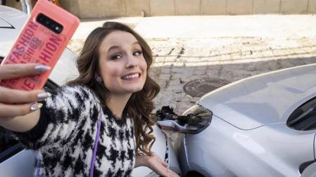 Ana (Larissa Manoela) protagoniza la película 'Modo avión'. Es una influencer que sufre un accidente de tráfico por mirar al móvil. Sus padres la envían a la granja de su abuelo a "desintoxicarse"