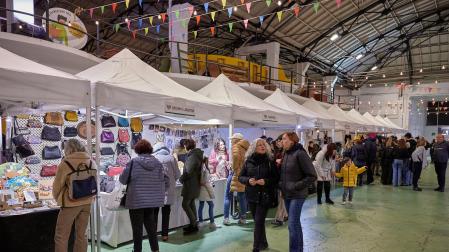 Fotos del mercado de artesanía en la estación de autobuses de Pamplona. /