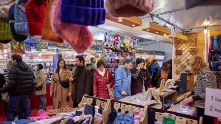 Fotos de la Feria de Navidad en la plaza de toros de Pamplona. /