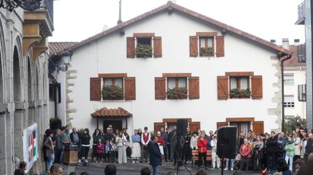 Familiares, allegados y representantes del Ayuntamiento de Astigarraga (Gipuzkoa), han rendido este domingo un homenaje al pequeño Brahim