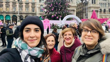 En la plaza de Duomo en Milán, Marina Barbarin Sáenz, su tía Beatriz Barbarin Logroño, su madre Eulalia Sáenz Martínez y su hermana Amalia.