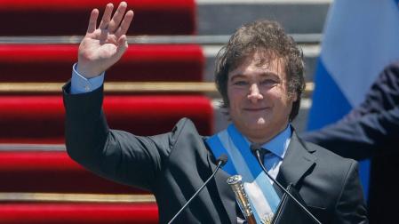 El presidente electo de Argentina, Javier Milei, saluda a los asistentes después de jurar como próximo jefe de Estado del país