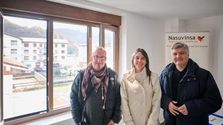 El alcalde de Baztan, Fernando Anbustegi; la vicepresidenta, Begoña Alfaro; y el director gerente de Nasuvinsa, Javier Burón, firman el convenio