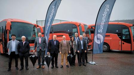 Presentación de la nueva adjudicación Vitoria-Pamplona, con autobuses carrozados en Sunsundegui