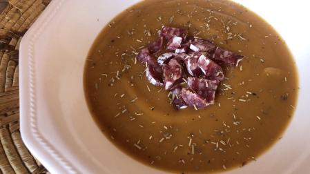 El fuet le aporta un sabor delicioso a la crema de verduras. Y la grasa que necesita.