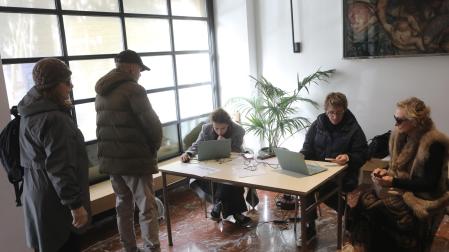 Varias personas aguardan a participar en la consulta popular en el salón Mikael de Pamplona