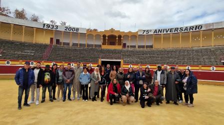 Los participantes en el programa de Empleo Social Protegido de Tudela, juntos en la plaza de toros de la ciudad