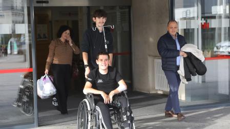 Josu Etxeberria sale del hospital acompañado por su hermano Martxel.