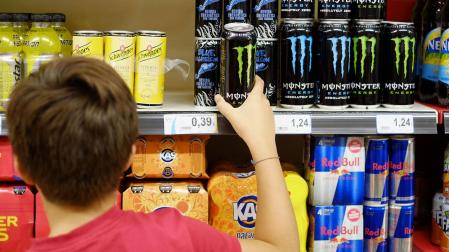 El consumo de bebidas energéticas en menores de entre 14 y 18 años alcanza sus mayores cifras en 2023, con un 54,4% en hombres y un 40,7% en mujeres, según datos del informe ESTUDES