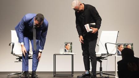 El presidente del Gobierno, Pedro Sánchez (izda.) y el presentador de televisión, Jorge Javier Vázquez (dcha.), durante la presentación del libro ‘Tierra firme’, en el Círculo de Bellas Artes./