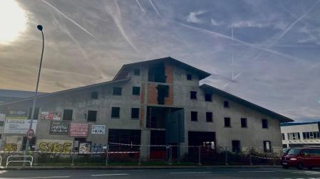 Aspecto que tenía este lunes el edificio, mientras operarios sacaban material del interior antes del derribo