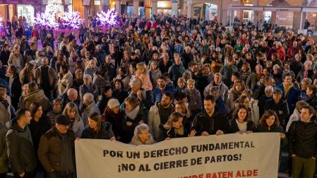 Cerca de ochocientas personas secundaron la concentración organizada por el grupo de embarazadas este lunes en la plaza de los Fueros