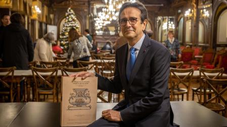 Ricardo Fernández Gracia, director de la monografía, mostrando la portada con el diseño para la peana de San Fermín (1735)