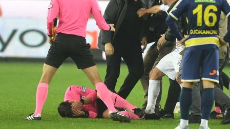 El árbitro Halil Umut Meler, en el suelo tras ser agredido