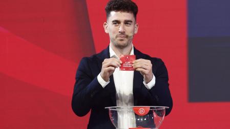Kike Barja sostiene la cartulina de Osasuna en el sorteo de la Copa del Rey