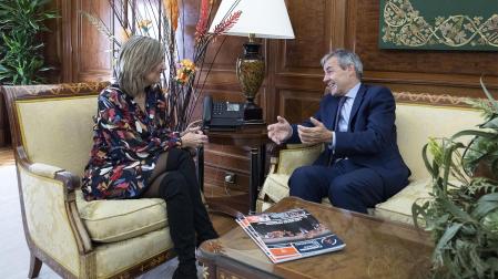 La alcaldesa de Pamplona, Cristina Ibarrola, junto al presidente de la Fundación Víctimas del Terorismo, Tomás Caballero Martínez./