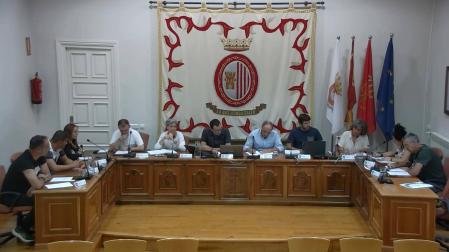 Salón de plenos de Sangüesa, en una sesión ordinaria del inicio de la legislatura. De izda. a dcha., ediles de PSN, AISS y EH Bildu