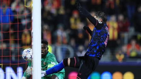 Sergio Ramos da una patada al meta del Lens, Bamba, tras anotar el penalti del empate e ir a por el balón para no perder tiempo. El de Camas fue amonestado./