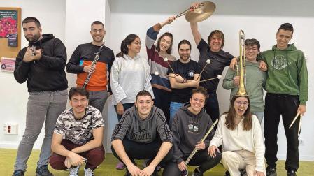 De pie y desde la izda., Martín Olmedo, Aitor Ezker, Paula Antón, Leire Nuncio, Joan Marzal, Iñaki Hurtado, Álvaro Remón y David Olabarrieta. Agachados, desde la izda., Salvador Fenollar, Xabier Vallejos, Irune Vidal y María Erezuma. Faltan Nerea Goñi, Argia Eizagirre e Iñigo Olivenza