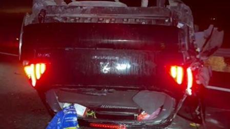 Imagen del estado en el que quedó uno de los vehículos que chocó con el coche que circulaba en sentido contrario