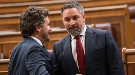 El líder de Vox, Santiago Abascal (d), y el diputado de la formación Ángel López Maraver (i) en un receso del Congreso de los Diputados
