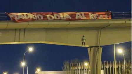 El muñeco con la camiseta de Vinicius colgado de un puente, junto a una pancarta que ponía 'Madrid odia al Real'