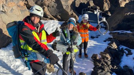 David Astrain, Patricia Alegría y Leyre Catalán, investigadores del Grupo ITF, en la instalación del prototipo de generador termoeléctrico en el Teide
