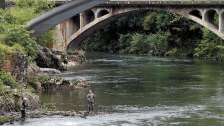 Tres pescadores tientan la suerte con sus cañas bajo el puente de Endarlatsa, en el límite con Guipúzcoa