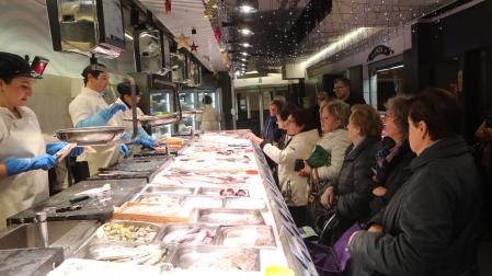 El mercado del Ensanche de Pamplona lleva días trabajando con pedidos para las comidas y cenas navideñas de las próximas semanas