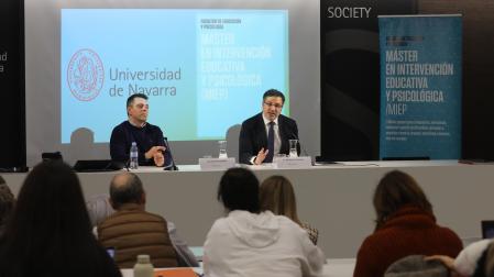 Desde la izquierda: David González, inspector jefe del Cuerpo Nacional de Policía de Pamplona y Elkin Luis, moderador y profesor de la Facultad de Educación y Psicología de la Universidad de Navarra.