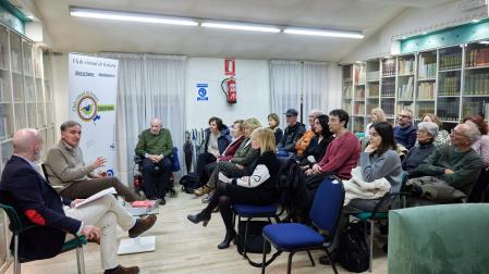 La presentación de ‘Muchas vidas’, de Jose Murugarren (2º izda), estuvo conducida por el responsable de la sección de Opinión de ‘Diario de Navarra’, Yulen Garmendia (1º izda)./