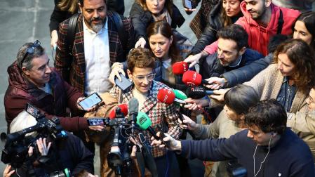 La presidenta de Navarra, María Chivite, este jueves en el Parlamento de Navarra rodeada de micrófonos tras la moción de censura a Ibarrola en Pamplona
