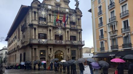 La fila se prolongó desde la trasera del consistorio hasta pasada la plaza
