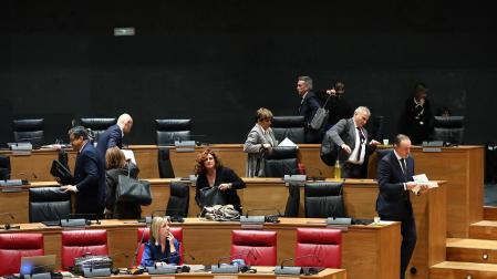 El grupo parlamentario de UPN abandona el Parlamento de Navarra./