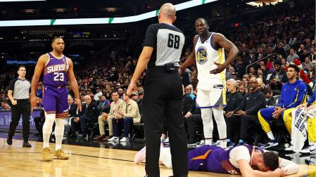 Draymond Green se enfrenta al árbitro tras darle un manotazo en la cara a Jusuf Nurkic