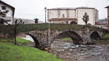 El puente de piedra que salva el río Urumea, a la altura de Goizueta