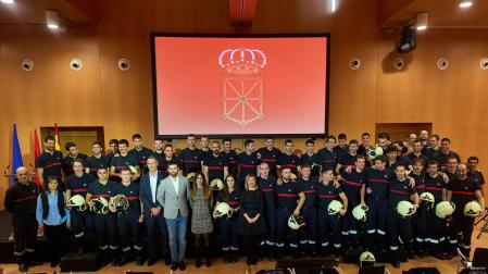 Fotos del acto celebrado este viernes en Baluarte en el que la nueva promoción de bomberos ha recibido un diploma y su casco de trabajo.