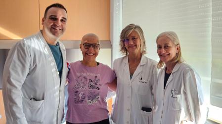 Marina Silva, después de recibir el tratamiento bilateral con el sistema HIFU, acompañada por los doctores González-Quarante, Rodríguez Oroz y Gorospe (de izquierda a derecha)