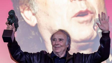 El cantante Joan Manuel Serrat saluda tras recibir el galardón de honor de UGT-PV
